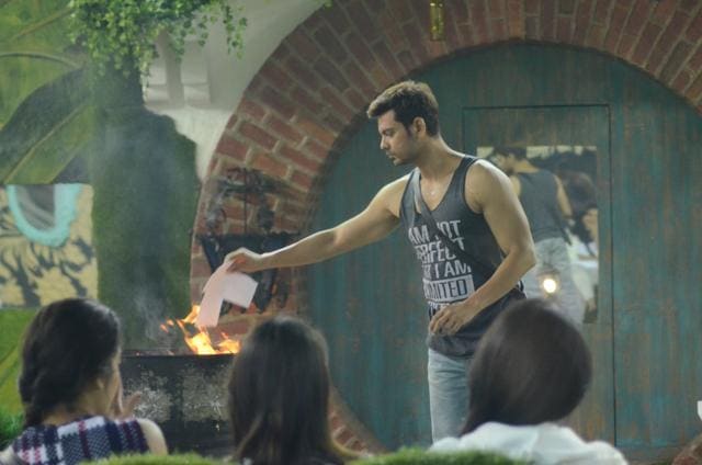 Bigg Boss gives a new twist to the nominations by announcing open nominations where the housemates are required to openly nominate three members of the house by burning their pictures.