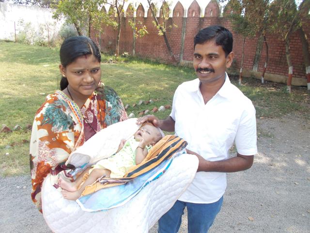 Maoist couple Bhagat Jade (30) and Tijo (24) with their newborn baby girl, in Chhattisgarh. (HT Photo)