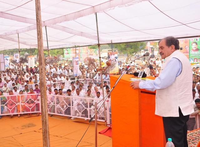 Union rural development minister Birender Singh adressing a rally in Hisar on Sunday.(HT PHOTO)