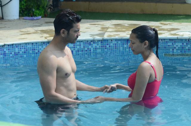 Rochelle does not understand that Rishabh is trying to hit on her and goes on to have a good time with boyfriend Keith in the pool.