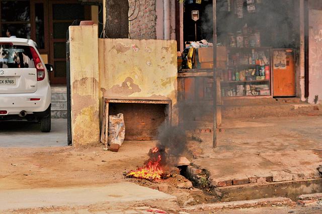 Waste being burnt on Baighera Road in Palam Vihar. (Abhinav Saha/HT Photo) Waste being burnt on Baighera Road in Palam Vihar. (Abhinav Saha/HT Photo)
