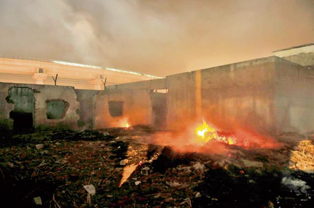 A large amount of waste being burnt at Sikandarpur. (Abhinav Saha/HT Photo) A large amount of waste being burnt at Sikandarpur. (Abhinav Saha/HT Photo)