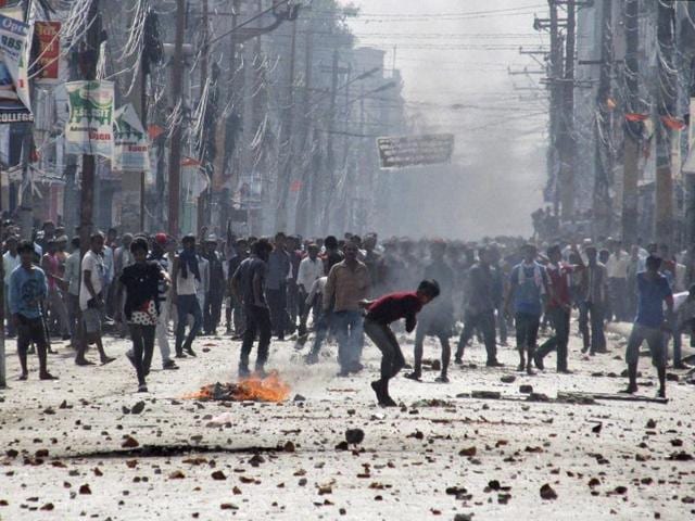 Ethnic Madhesi protesters throw stones and bricks at Nepalese policemen in Birgunj, a town on the border with India, Nepal. (AP Photo)