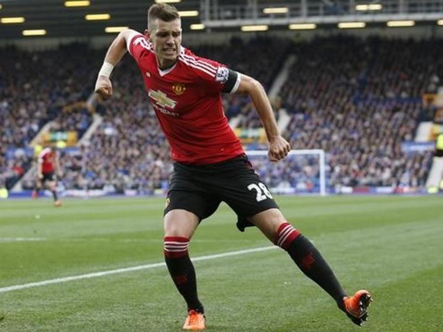 Manchester United’s Morgan Schneiderlin celebrates scoring the team’s first goal against Everton at Goodison Park on October 17, 2015. (Reuters Photo) Manchester United’s Morgan Schneiderlin celebrates scoring the team’s first goal against Everton at Goodison Park on October 17, 2015. (Reuters Photo)