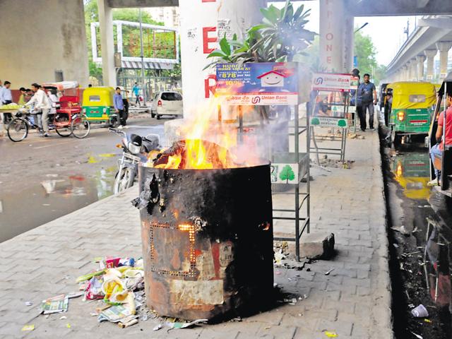 Despite the National Green Tribunal’s orders against burning of waste in the open, the activity is a common sight on Gurgaon roads. (Parveen Kumar/HT File Photo) Despite the National Green Tribunal’s orders against burning of waste in the open, the activity is a common sight on Gurgaon roads. (Parveen Kumar/HT File Photo)