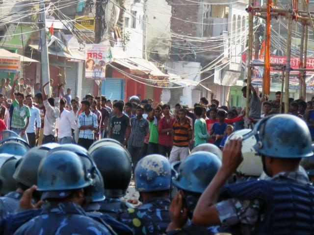 Nepalese police face off with protesters during clashes near the India-Nepal border at Birgunj (AFP Photo) Nepalese police face off with protesters during clashes near the India-Nepal border at Birgunj (AFP Photo)