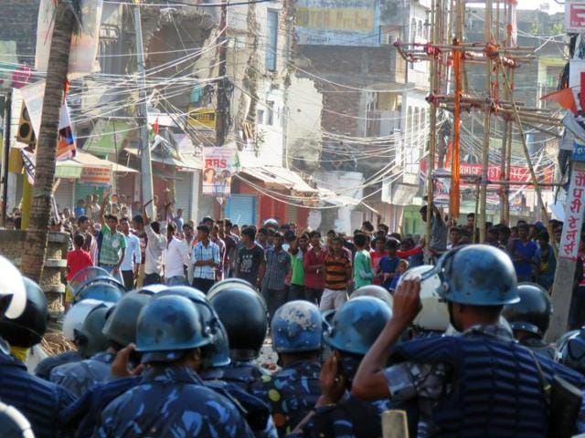 Nepalese police face off with protesters during clashes near the Nepal-India border at Birgunj, some 90 km south of Kathmandu. (AFP Photo)