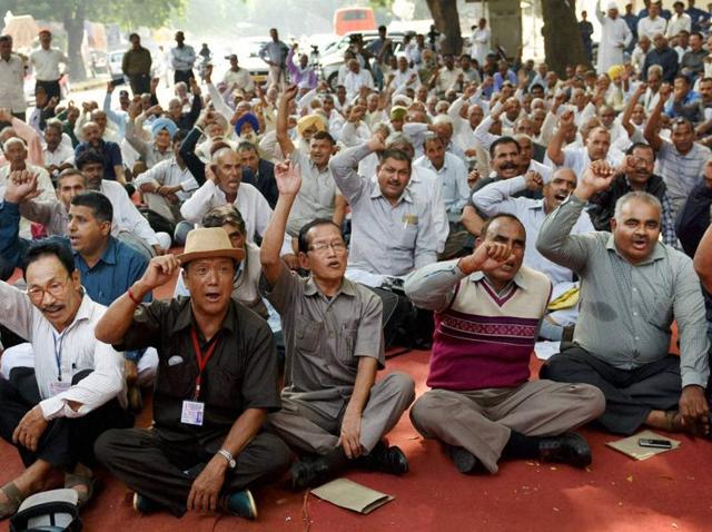 Retired paramilitary personnel shout slogans during a protest demanding One Rank One Pension (OROP) benefits at Jantar Mantar in New Delhi.(PTI)