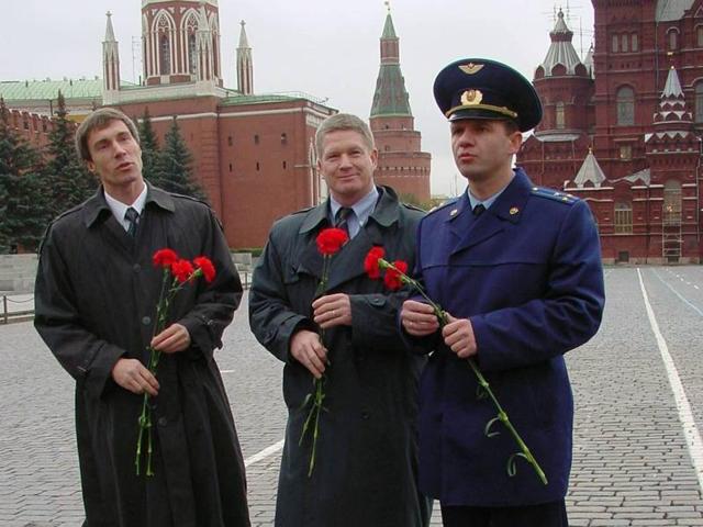 Expedition 1 Commander Bill Shepherd (center) is flanked by Soyuz Commander Yuri Gidzenko (right) and Flight Engineer Sergei Krikalev (left) in Moscow before the crew’s historic mission. (Photo courtesy: nasa.gov)
