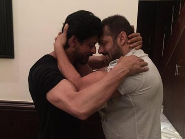 Salman Khan plays a wrestler in Sultan. He taught SRK some moves when he paid a late night visit to the romance king on his birthday.(TWITTER)