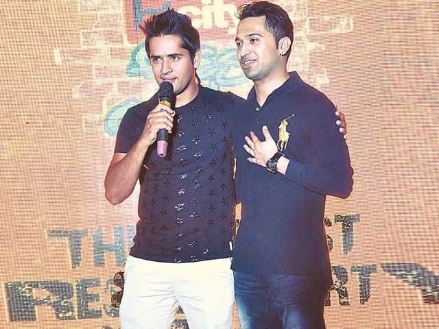 Emcee Gitesh Singh was joined on stage by Ajay Sehrawat, emcee and alumni of Amity University, in delivering witty acts and interactive sessions. (HT photo/Rajeev Choudhary)