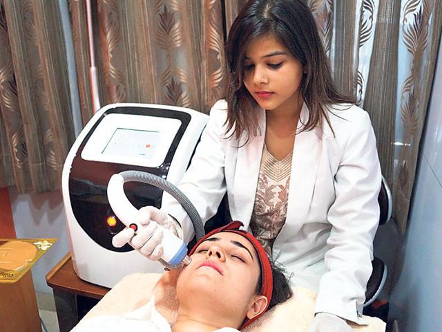 The radio-frequency facial is used for skin rejuvenation. It tightens, tones and nourishes the skin. (AFTER GLOW) The radio-frequency facial is used for skin rejuvenation. It tightens, tones and nourishes the skin. (AFTER GLOW)
