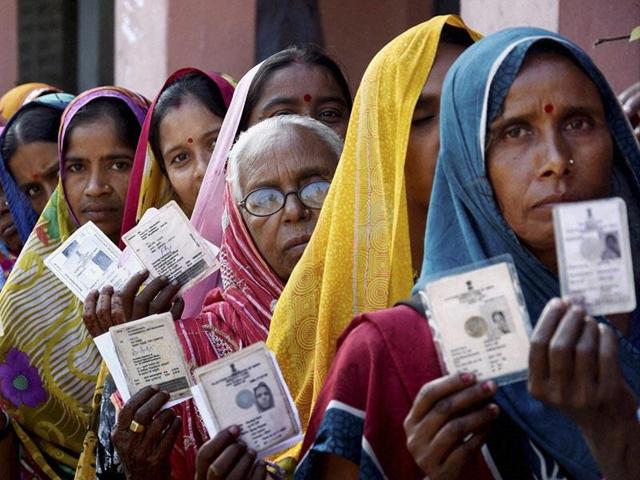 Women voters wait in a queue to cast their votes during fourth phase of Bihar elections in Muzaffarpur on Sunday.(PTI Photo)