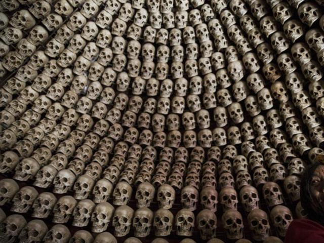 The Larung Wuming Buddhist Institute is now widely known as one of the biggest centres to study Tibetan Buddhism in the world. A Tibetan woman from Kham area wearing traditional amber headwear looks at fake human skulls placed inside a room at the site for sky burials near the Larung valley. Picture taken October 31, 2015. (REUTERS)