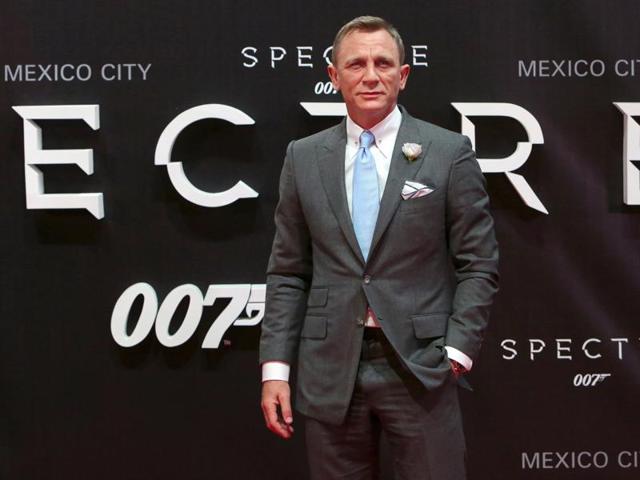 Actor Daniel Craig poses for photographers on the red carpet at the Mexican premiere of the new James Bond 007 film Spectre in Mexico City. (REUTERS)