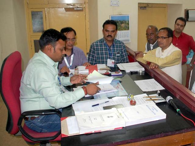 BJP candidate from Dewas assembly constituency, Gayatri Raje Puar, files her nomination for the assembly by-elections on Monday. (HT photo) BJP candidate from Dewas assembly constituency, Gayatri Raje Puar, files her nomination for the assembly by-elections on Monday. (HT photo)