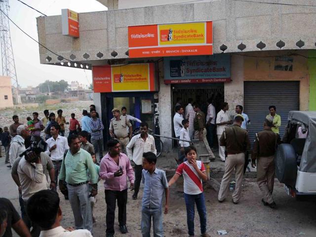 A branch of Syndicate Bank at Dankaur in Greater Noida was robbed on October 26. (HT Photo) A branch of Syndicate Bank at Dankaur in Greater Noida was robbed on October 26. (HT Photo)