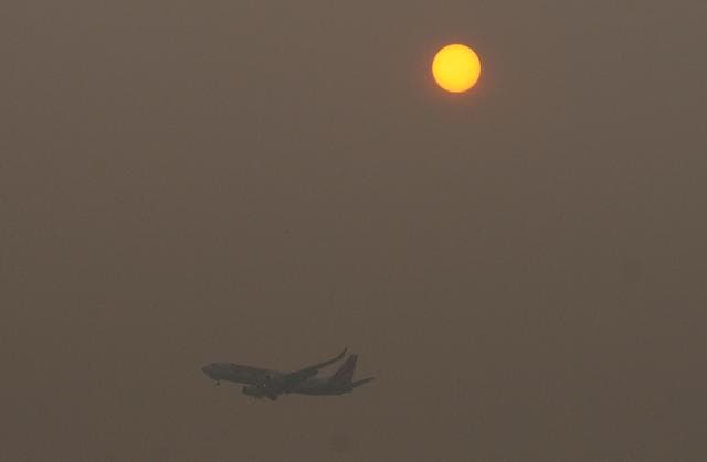 An aeroplane flying over SAS Nagar on Monday as smog envelopes the region. (Gurminder Singh//HT) An aeroplane flying over SAS Nagar on Monday as smog envelopes the region. (Gurminder Singh//HT)