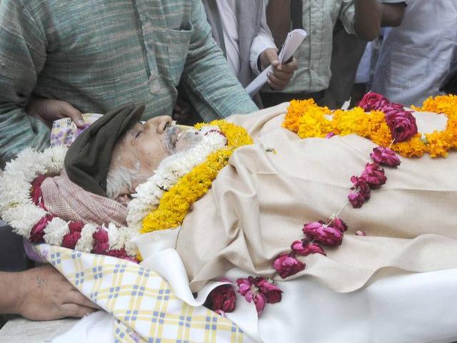 The death of Gurcharan Chhabra, a member of the now-defunct Janata Dal who was elected to the state assembly in 1977, saw the opposition Congress holding the government responsible.(Himanshu Vyas/HT Photo) The death of Gurcharan Chhabra, a member of the now-defunct Janata Dal who was elected to the state assembly in 1977, saw the opposition Congress holding the government responsible.(Himanshu Vyas/HT Photo)