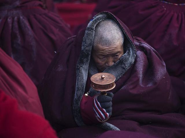 A Tibetan Buddhist nun spins a prayer wheel during Utmost Bliss Dharma Assembly, the last of the four Dharma assemblies, at Larung Wuming Buddhist Institute in China. Picture taken November 1, 2015. (REUTERS)