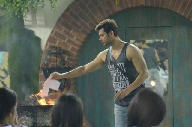 Bigg Boss gave a new twist to the nominations with open nominations where the housemates were required to openly nominate three members of the house by burning their pictures. (COLORS TV)