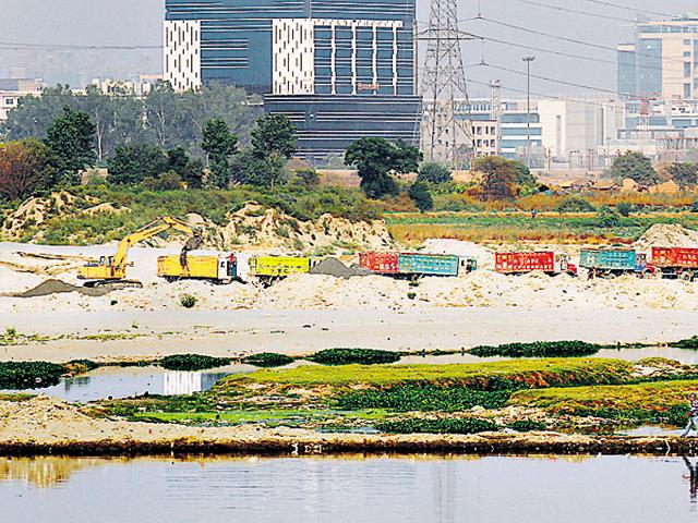 Illegal sand mining on the banks of Yamuna in Noida.(HT file photo)