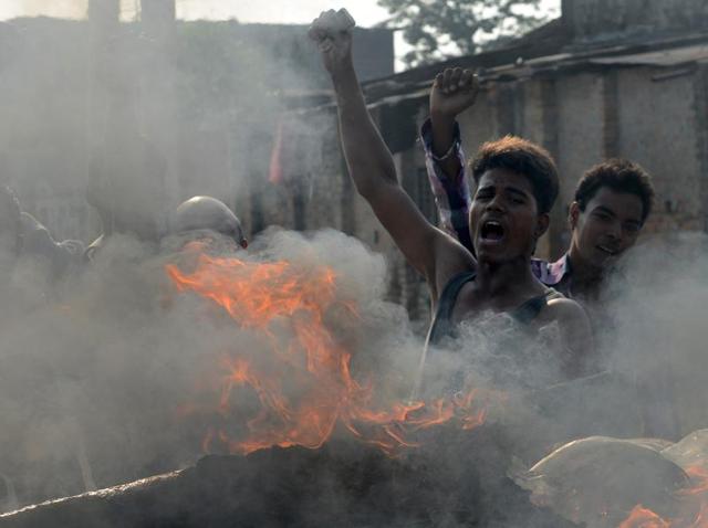 Nepalese activists chant slogans near the Nepal-India border at Birgunj, some 90 kms south of Kathmandu on November 3, 2015. (AFP Photo) Nepalese activists chant slogans near the Nepal-India border at Birgunj, some 90 kms south of Kathmandu on November 3, 2015. (AFP Photo)