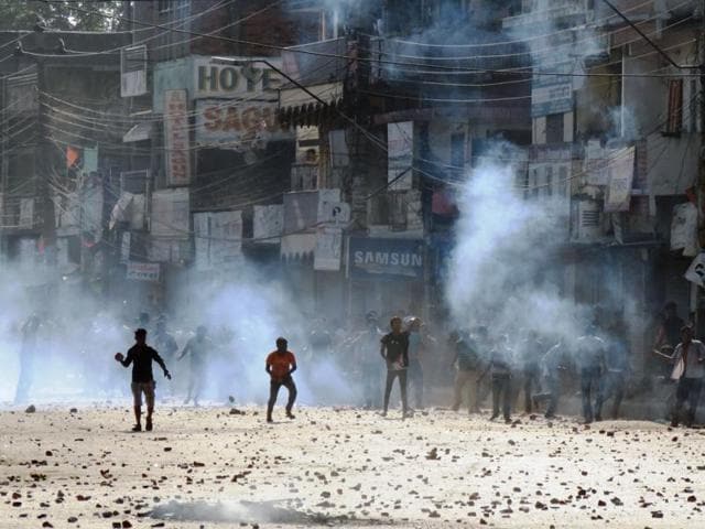 Nepalese protesters throw rocks at police during clashes near the Nepal-India border at Birgunj, some 90 km south of Kathmandu. (AFP Photo) Nepalese protesters throw rocks at police during clashes near the Nepal-India border at Birgunj, some 90 km south of Kathmandu. (AFP Photo)