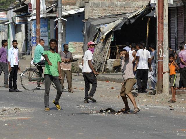 Nepalese riot police try to control fire that hit a journalist's motorbike, after protesters threw petrol bomb at the police, during clashes near the Nepal-India border at Birgunj, on November 3, 2015. (AFP) Nepalese riot police try to control fire that hit a journalist's motorbike, after protesters threw petrol bomb at the police, during clashes near the Nepal-India border at Birgunj, on November 3, 2015. (AFP)