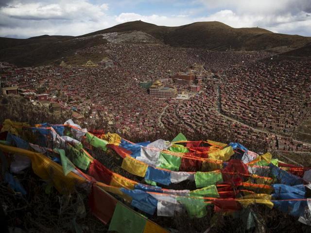 Tibetan prayer flags flutter above the Larung valley and its Larung Wuming Buddhist Institute. Picture taken October 30, 2015. (REUTERS)
