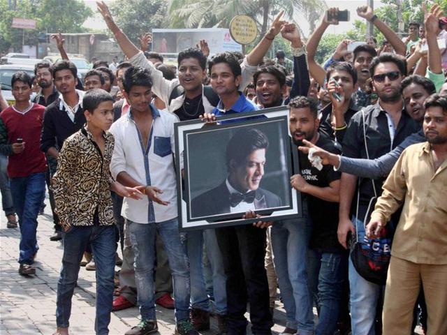 Fans and well-wishers holding a portrait of actor Shah Rukh Khan as they gather outside his residence to greet him on his 50th Birthday in Mumbai on Monday. (PTI) Fans and well-wishers holding a portrait of actor Shah Rukh Khan as they gather outside his residence to greet him on his 50th Birthday in Mumbai on Monday. (PTI)