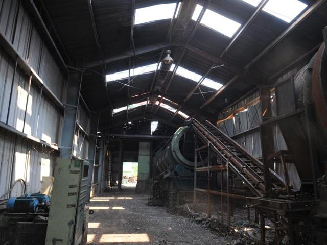 The A2Z’s garbage processing plant has been lying non-functional at Devguradia trenching site in Indore. (Shankar Mourya/HT photo) The A2Z’s garbage processing plant has been lying non-functional at Devguradia trenching site in Indore. (Shankar Mourya/HT photo)
