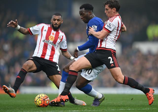 Everton's Belgian striker Romelu Lukaku (C) vies against Sunderland's French midfielder (L) and Sunderland's English defender Billy Jones during the English Premier League football match between Everton and Sunderland at Goodison Park in Liverpool. (AFP Photo) Everton's Belgian striker Romelu Lukaku (C) vies against Sunderland's French midfielder (L) and Sunderland's English defender Billy Jones during the English Premier League football match between Everton and Sunderland at Goodison Park in Liverpool. (AFP Photo)