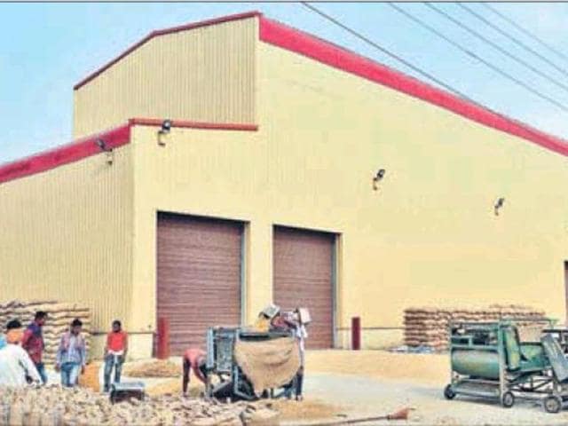 Non-functional multi-crop dryer plant at the Bhogpur grain market. (Pardeep Pandit/HT Photo) Non-functional multi-crop dryer plant at the Bhogpur grain market. (Pardeep Pandit/HT Photo)