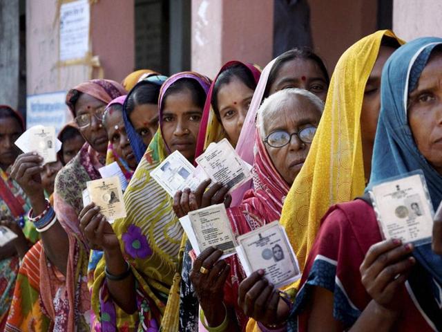 Women voters wait in a queue to cast their votes during fourth phase of Bihar elections in Muzaffarpur.(PTI)