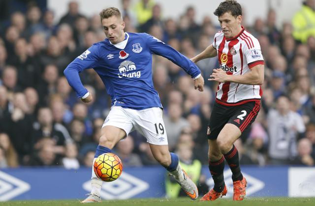 Everton's Gerard Deulofeu before going down, looking for a penalty from a challenge from Sunderland's Billy Jones. (Reuters Photo) Everton's Gerard Deulofeu before going down, looking for a penalty from a challenge from Sunderland's Billy Jones. (Reuters Photo)