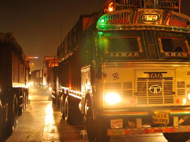 For a few quick bucks, many drivers like Sukhbeer Singh Channa also take up extra shifts where they have to deliver consignments on unreasonable deadlines. (HT photo) For a few quick bucks, many drivers like Sukhbeer Singh Channa also take up extra shifts where they have to deliver consignments on unreasonable deadlines. (HT photo)