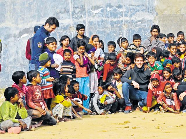 Saajan Abrol along with volunteers and beneficiaries of The Clothes Box Foundation. (HT Photo) Saajan Abrol along with volunteers and beneficiaries of The Clothes Box Foundation. (HT Photo)