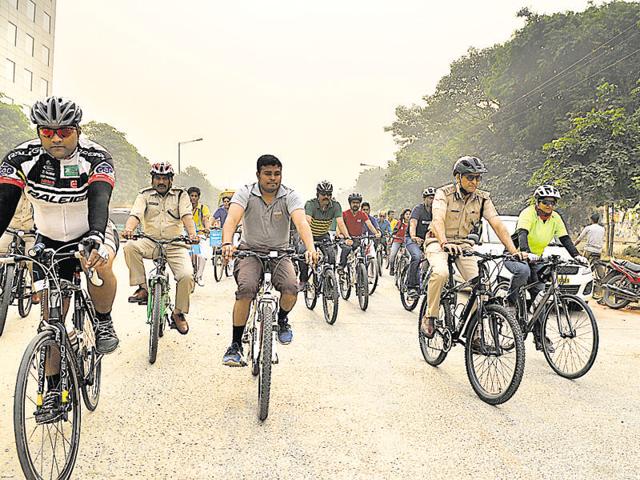 Gurgaon commissioner of police Navdeep Singh Virk (second from right) and other officials participate in the cycle rally that started at 8am from Unitech Cyber Park and proceeded to Baani Square on Tuesday. (Abhinav Saha/HT Photo) Gurgaon commissioner of police Navdeep Singh Virk (second from right) and other officials participate in the cycle rally that started at 8am from Unitech Cyber Park and proceeded to Baani Square on Tuesday. (Abhinav Saha/HT Photo)