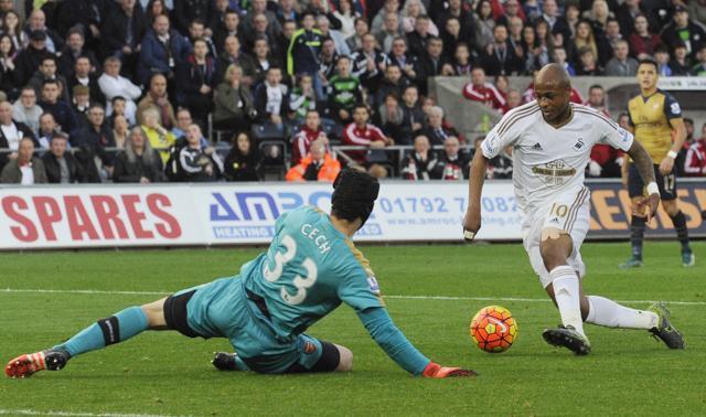 Swansea City's Andre Ayew is through on Arsenal goalkeeper Petr Cech. (Reuters Photo) Swansea City's Andre Ayew is through on Arsenal goalkeeper Petr Cech. (Reuters Photo)
