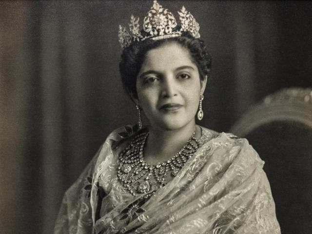 Princess Rafat Zamani Begum or Bari Begum Sahiba of Rampur, formerly of the Najiabad Family. Kinsey Studios, Delhi, c. 1960. Of particular significance in this photograph is the jewellery, possibly redesigned by European jewellers — the Begum wears a striking diamond necklace and an eye-catching tiara. (Photos courtesy: MAP/Tasveer)