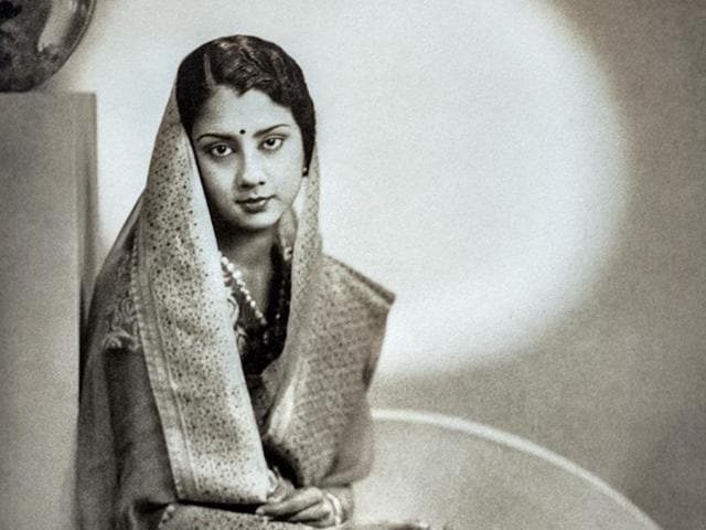 Maharani Vijaya Raje Scindia of Gwalior, née Lekha Divyeshwari Devi. Hamilton Studios, c. 1940s. The Maharaja of Gwalior decided to look amongst his subjects for a bride after his engagement to a princess of Tripura was broken off. Her uncle had sent her photograph, the Maharaja saw it and took a liking to it. They were married within a month of their first meeting. She spent time in the Tihar jail along with Gayatri Devi during the Emergency (Photos courtesy: MAP/Tasveer)