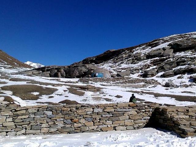 The weather at the Rohtang Pass (13,050 ft), a major attraction for both domestic and foreign tourists and located 52 km from Manali, is harsh. A sudden drop in the temperature, even in summer, can trigger winter-like conditions.(HT Photo)