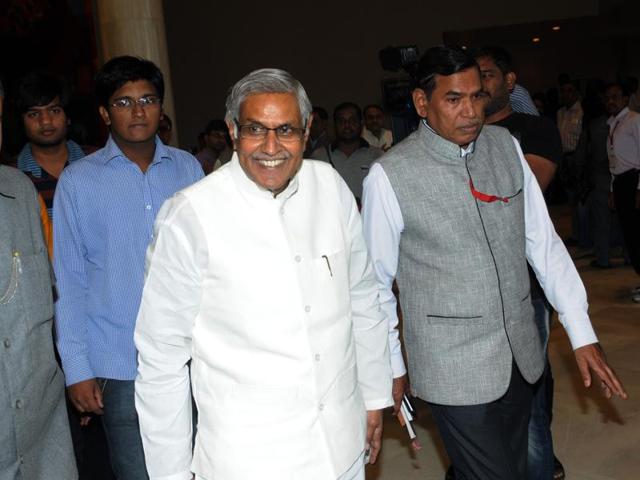 Congress MLA Jitu Patwari accompanied by other party MLAs drives a tractor to the MP assembly on Thursday. (Praveen Bajpai/HT photo) Congress MLA Jitu Patwari accompanied by other party MLAs drives a tractor to the MP assembly on Thursday. (Praveen Bajpai/HT photo)