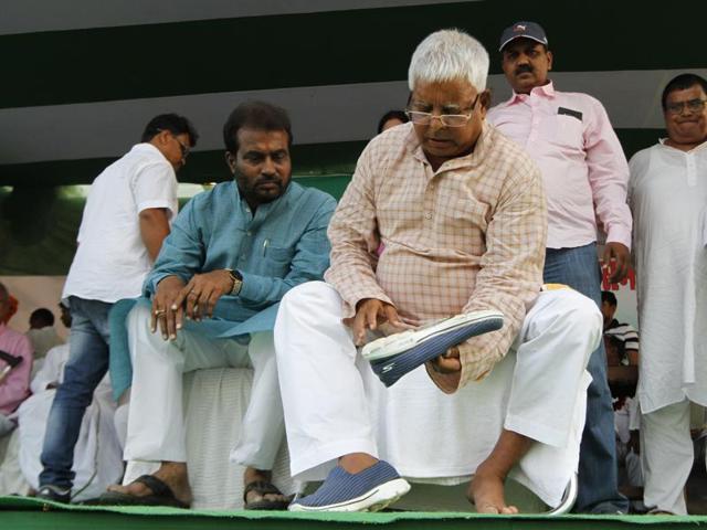 RJD chief Lalu Prasad Yadav takes a breather at a rally in Phulwari Sharif near Patna. (Arvind Yadav/ HT Photo) 