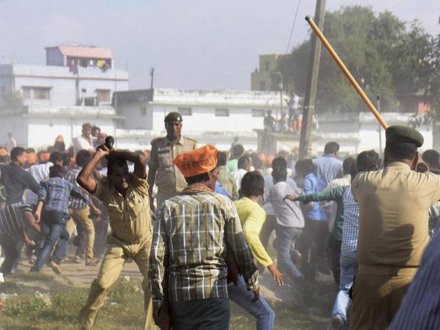 Police lathicharge BJP supporters after they wen out of control at Prime Minister Narendra Modi's election rally in Darbhanga on Monday. PTI (PTI) Police lathicharge BJP supporters after they wen out of control at Prime Minister Narendra Modi's election rally in Darbhanga on Monday. PTI (PTI)