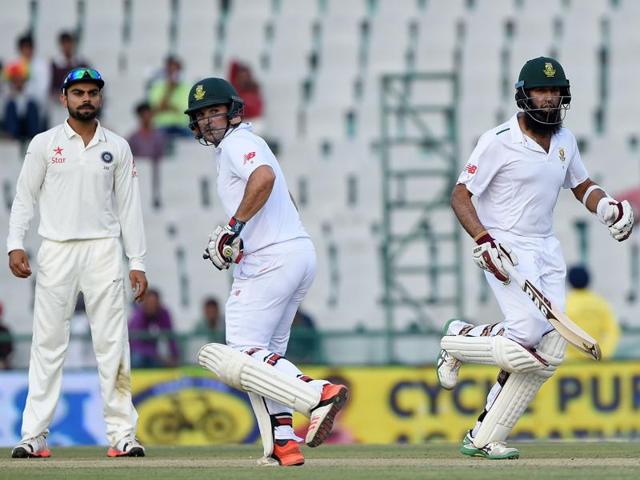South Africa's Dean Elgar, third from right, celebrates the dismissal of India's Wriddhiman Saha, left, with teammates on the first day of the first Test in Mohali on November 5, 2015. (AFP Photo) South Africa's Dean Elgar, third from right, celebrates the dismissal of India's Wriddhiman Saha, left, with teammates on the first day of the first Test in Mohali on November 5, 2015. (AFP Photo)