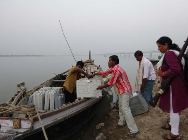 Polling party officials cross the Ganga river by boat, on their way to a polling booth at Nakta Diyara, in Digha assembly near Patna. (Arvind Yadav/ HT Photo) 