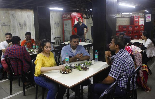 Participants enjoy a Seek Sherpa food-trail at Byculla (Kalpak Pathak / Hindustan Times)