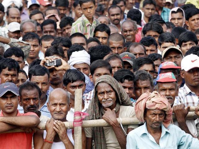 A crowd listens to Lok Janshakti Party leader and union minister for food and public distribution Ram Vilas Paswan during his election rally at Araria District, in Bihar. (Arvind Yadav/ HT Photo) 